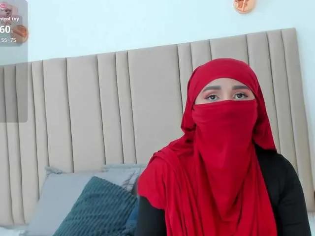 -Alisha — It ignites me a good talk that goes up little by little ... the accomplices looks, safety, mischievous humor and that energy that makes the skin stand without the need to touch.