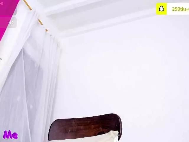 Elikolanny — I love details and being treated like a queen, I love touching myself and feeling every part of my body, so that men are filled with desire when they see me. The idea of others watching me while I masturbate is exciting.