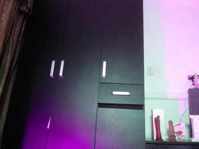 Freechat emma-hoot1 on BongaCams