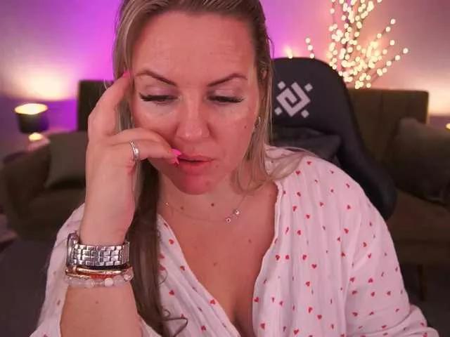 Freechat KiraCandyS on BongaCams