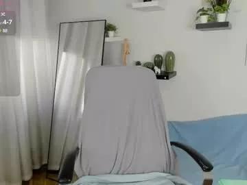 amber_foks — shake ass [44 tokens left] #milf #bigboobs #natural #squirt #mommy