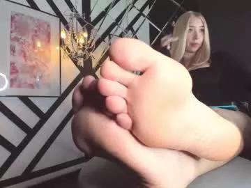 annabelle_art — Put on stockings #mistress #smoke #feet #femdom #stockings [555 tokens remaining]