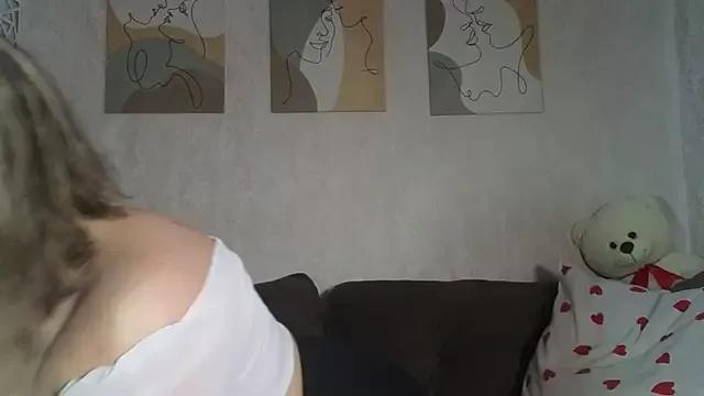 Anya-Daisy on StripChat 