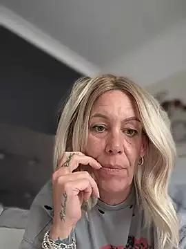 blondebitch2 — Open kitty