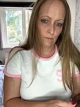 HoneyBluex — Get my pussy wet 4u & 1min toy control