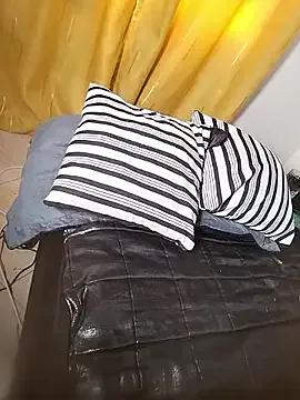 Freechat Hugemassivebootie on StripChat