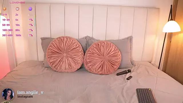 Freechat nicoletth18 on StripChat