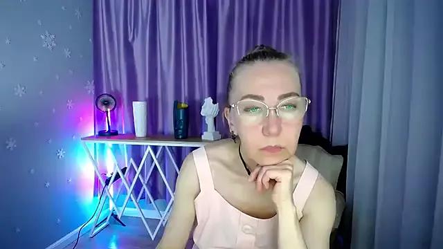 Freechat queen_a_n_i on StripChat