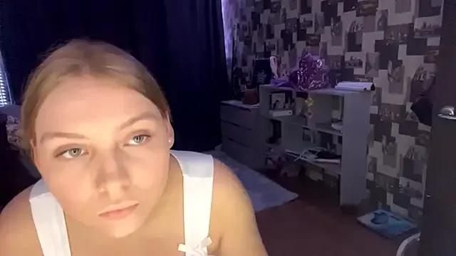 StripChat SwiiSweet is Freechat SwiiSweet — show legs